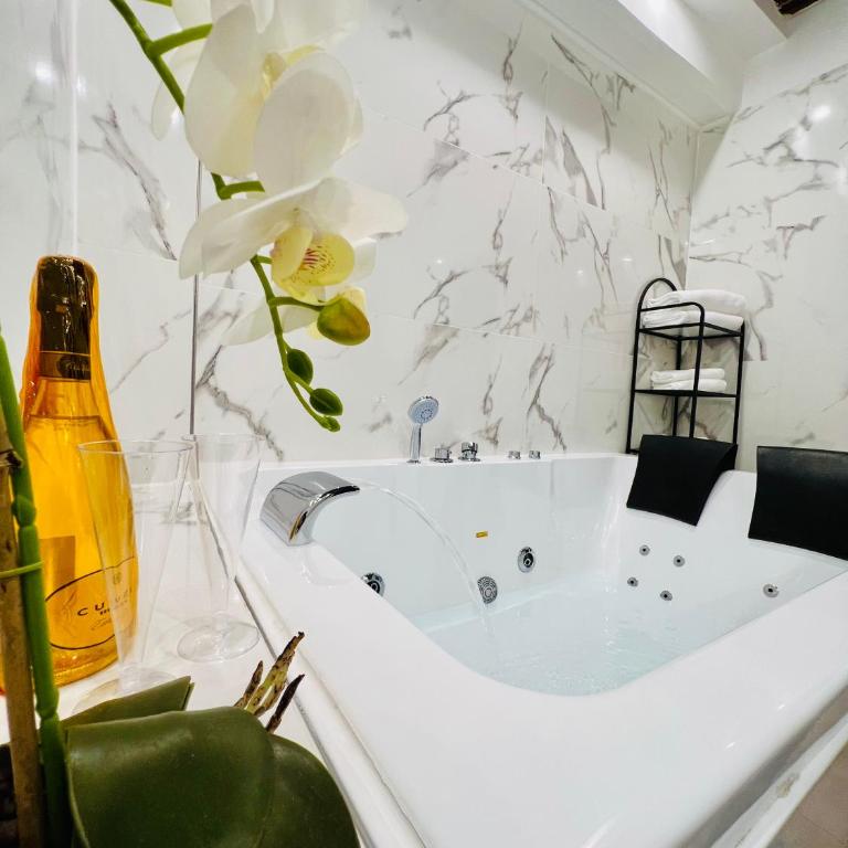 MILUAR Luxury - Vanvitelli - Camera Queen con Vasca Idromassaggio - 13