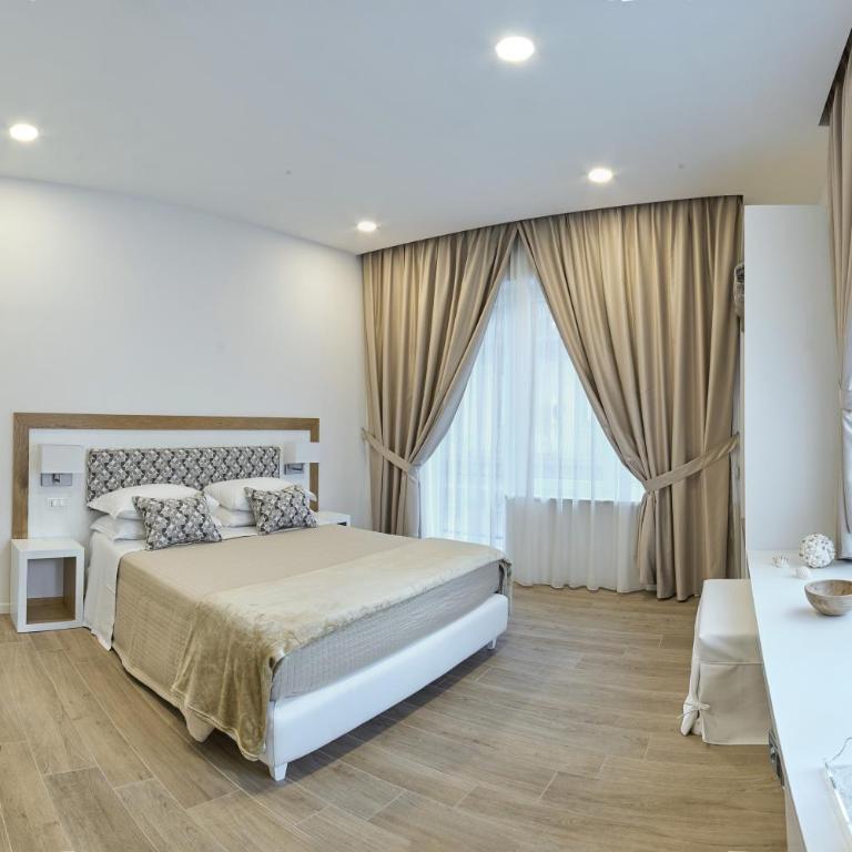Dea Guest House - Camera Matrimoniale Deluxe con Balcone - 6