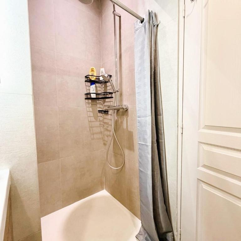5 people, 4 beds - Heart of Nice Gambetta - Renovated - Air Conditionning - Two-Bedroom Apartment - 16