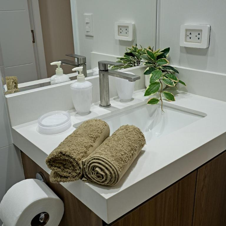 A estrenar, dpto comodo y con excelente ubicacion - Two-Bedroom Apartment - 10