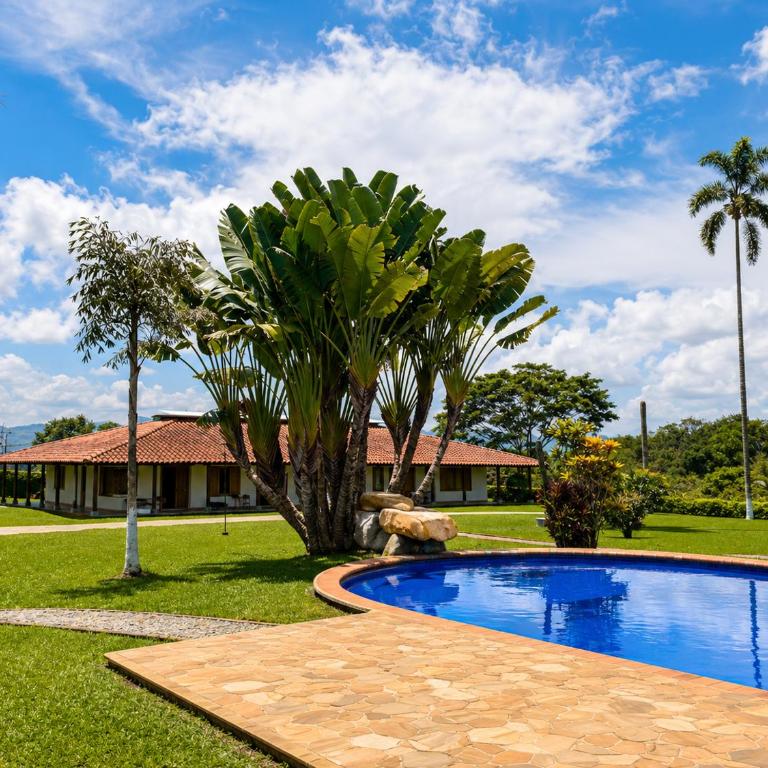 Villa campestre en el Quindío con piscina, bbq, zonas verdes cerca al Parque del Café - Villa - 51