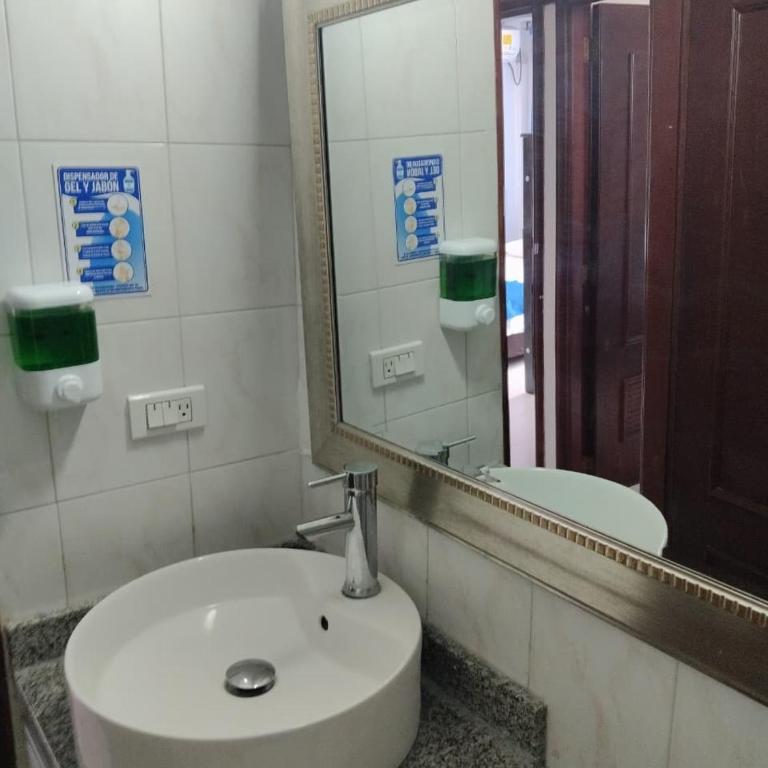 Apartamento Rodadero Con Piscinas y Cancha de Tennis - Two-Bedroom Apartment - 30