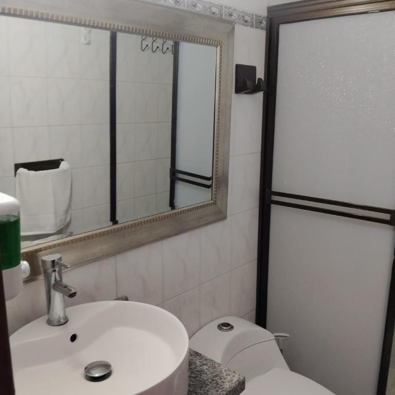 Apartamento Rodadero Con Piscinas y Cancha de Tennis - Two-Bedroom Apartment - 29