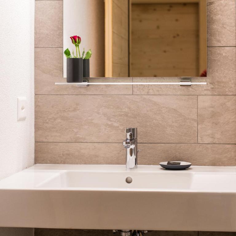 Chalet Les Rahâs by Mrs Miggins - Deluxe drei-Zimmer-Wohnung mit Jacuzzi - 4