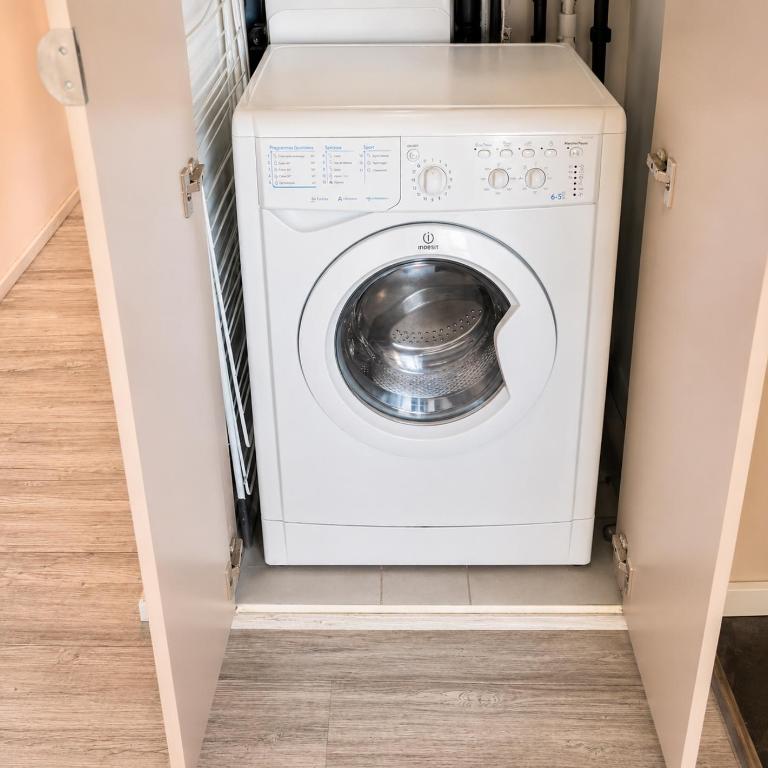 Apt Golfe Juan - 5min des plages - Parking privée - Piscine Rooftop - Appartement 1 Chambre - 10