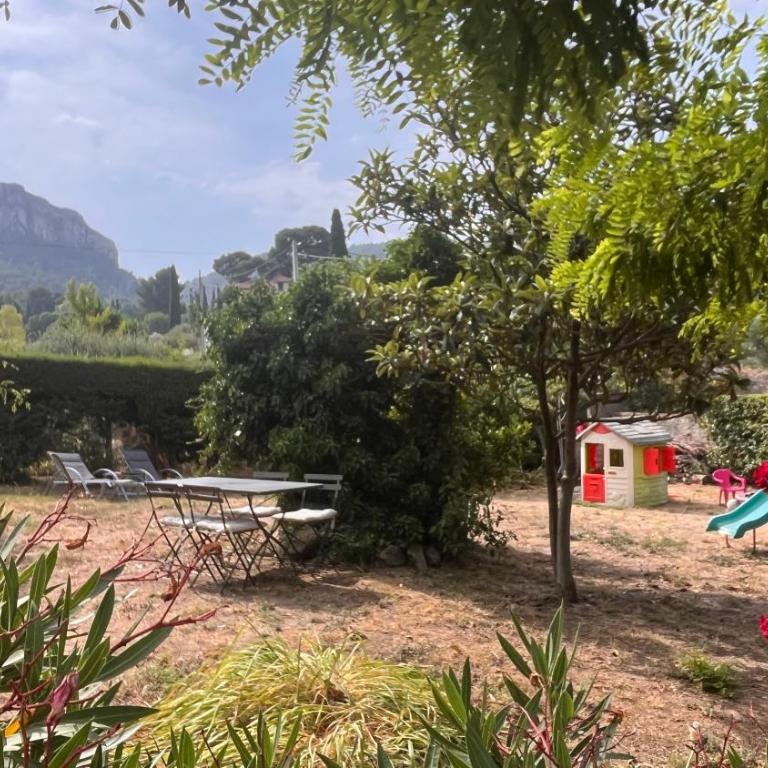 Large private garden, quiet 2-bedroom apartment, air conditioning, wifi, parking - Appartement - 26