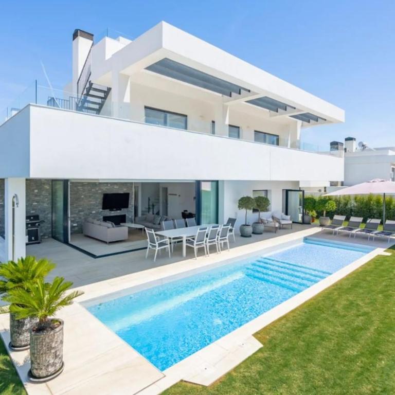 Sunny Villa con piscina - Villa - 4