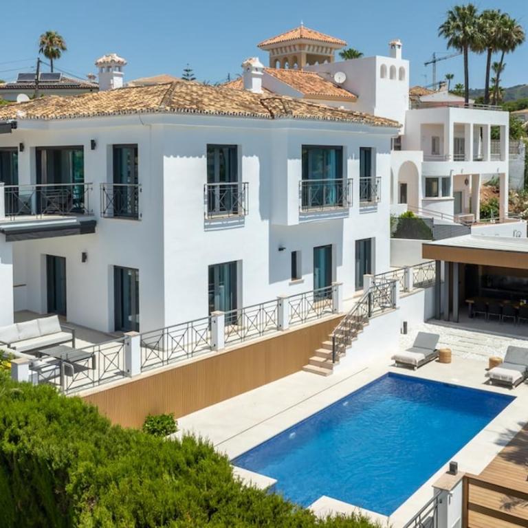 Exclusive Villa with amazing views - near beach - Villa - 1