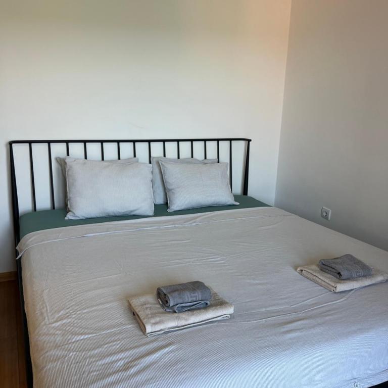 Sunny Bay Apartments - Two-Bedroom Deluxe Apartment with Balcony - 2