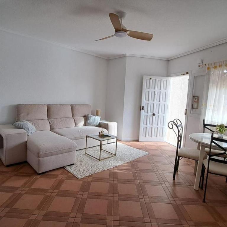 Cozy Apartment in Torrevieja, Within Walking Distance of the Seafront and Amenities - Apartment mit 2 Schlafzimmern - 2