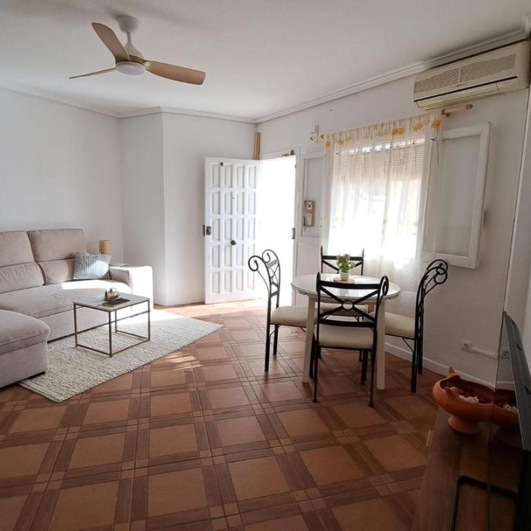 Cozy Apartment in Torrevieja, Within Walking Distance of the Seafront and Amenities - Apartment mit 2 Schlafzimmern - 4