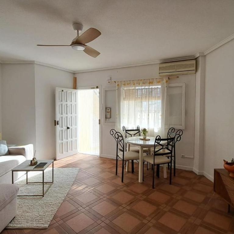 Cozy Apartment in Torrevieja, Within Walking Distance of the Seafront and Amenities - Apartment mit 2 Schlafzimmern - 7