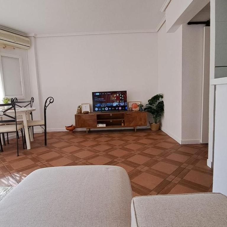 Cozy Apartment in Torrevieja, Within Walking Distance of the Seafront and Amenities - Apartment mit 2 Schlafzimmern - 8