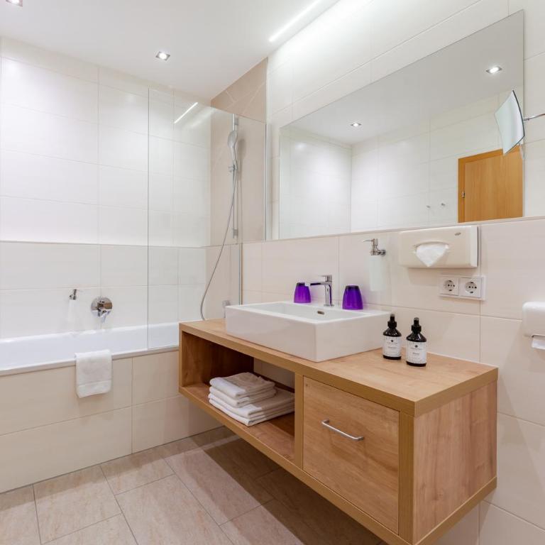 Hotel Stadt Wien - Deluxe Suite mit 2 Schlafzimmern und Balkon - 7