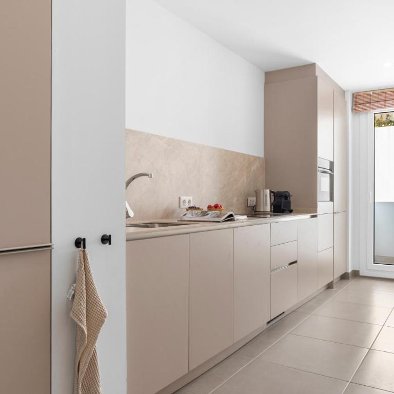 Calma Estepona - Three-Bedroom Apartment with Balcony - 10