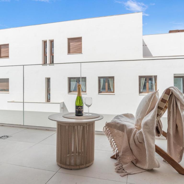 Calma Estepona - Three-Bedroom Apartment with Balcony - 15