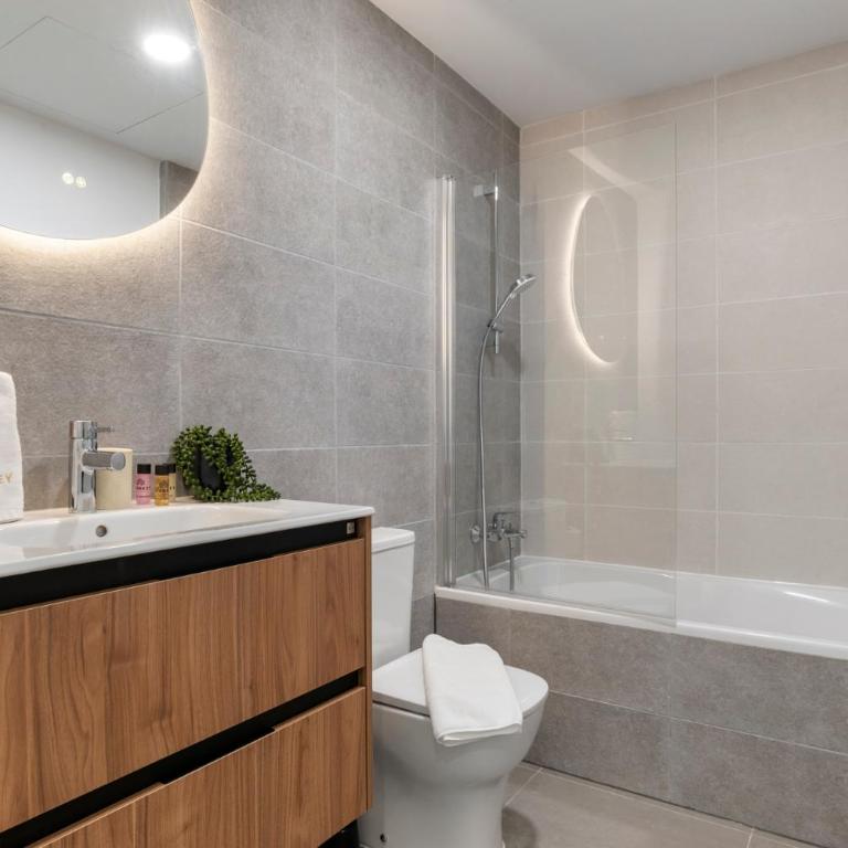 Calma Estepona - Three-Bedroom Apartment with Balcony - 20