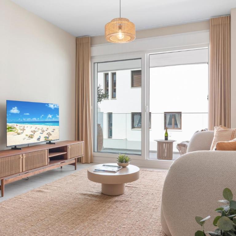 Calma Estepona - Three-Bedroom Apartment with Balcony - 3