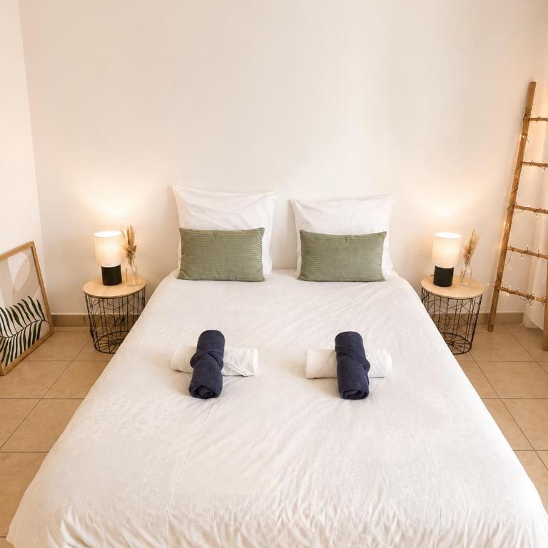 La Maison des Remparts, Comfort, AC & Balcony - Two-Bedroom Apartment - 4