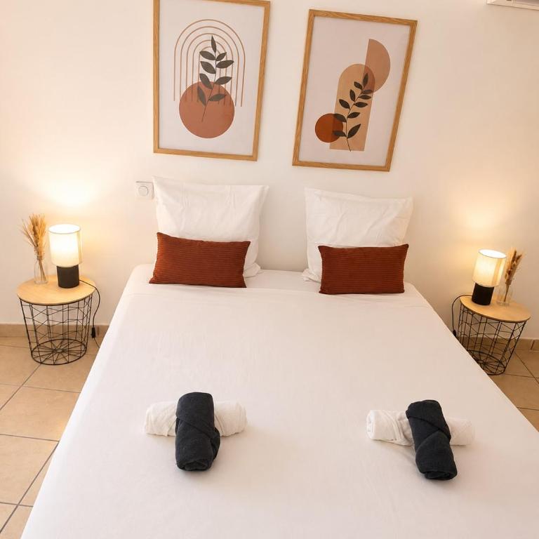 La Maison des Remparts, Comfort, AC & Balcony - Two-Bedroom Apartment - 8