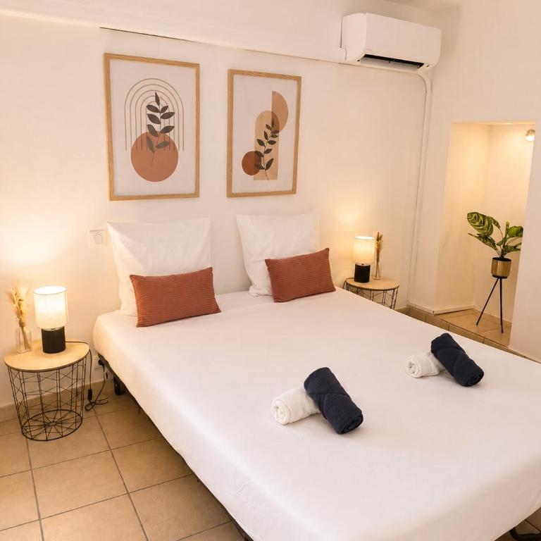 La Maison des Remparts, Comfort, AC & Balcony - Two-Bedroom Apartment - 10