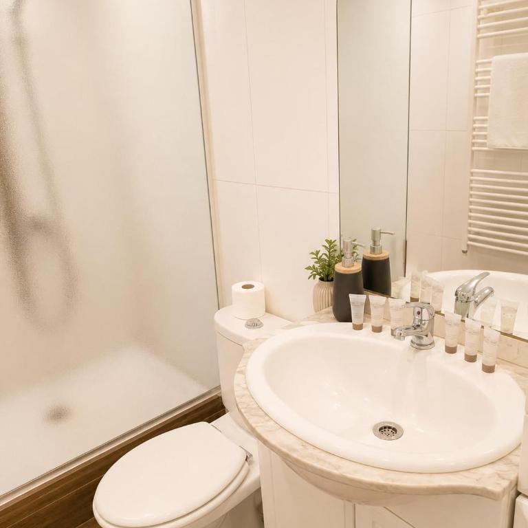 La Maison des Remparts, Comfort, AC & Balcony - Two-Bedroom Apartment - 11