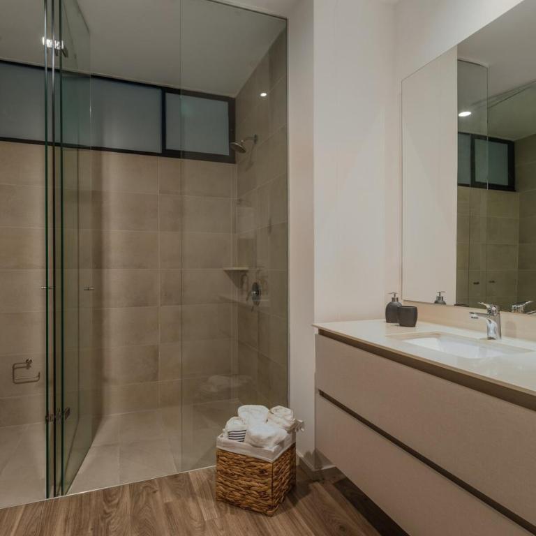Apt en el Poblado Gym Pool y Jacuzzi - One-Bedroom Apartment - 9