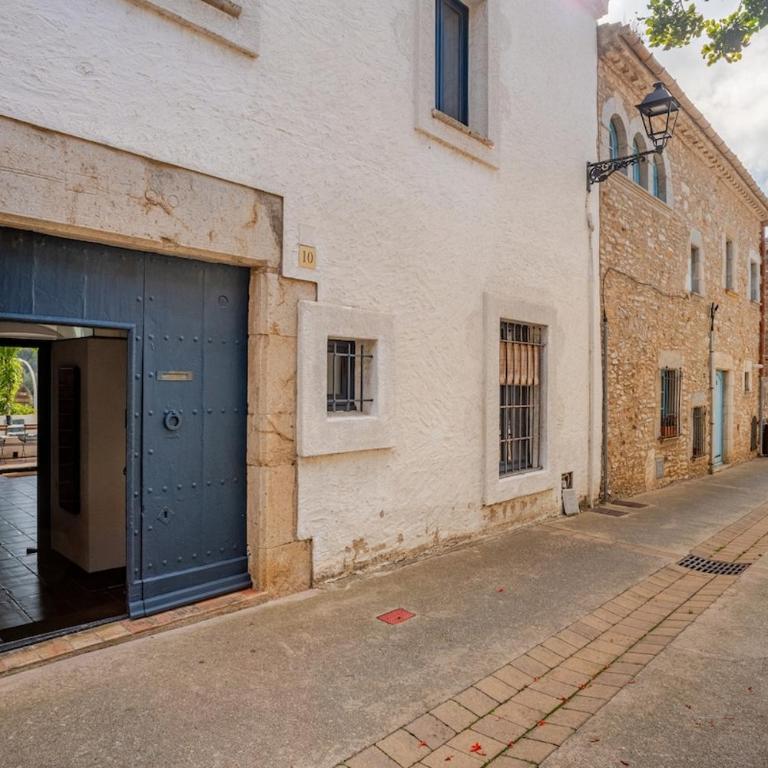 Fantástica casa con piscina y parking en el pueblo - Casa de 4 dormitorios - 6