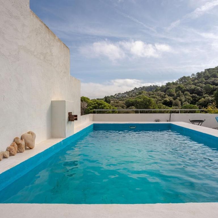 Fantástica casa con piscina y parking en el pueblo - Casa de 4 dormitorios - 4