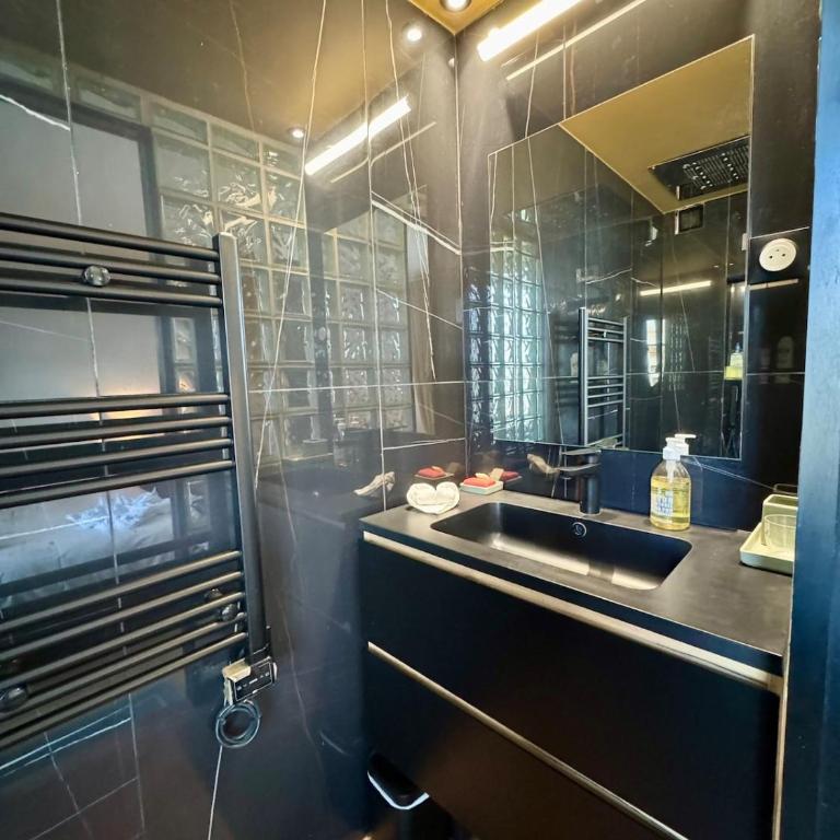 Luxurious Montmartre Duplex - Two-Bedroom Apartment - 12