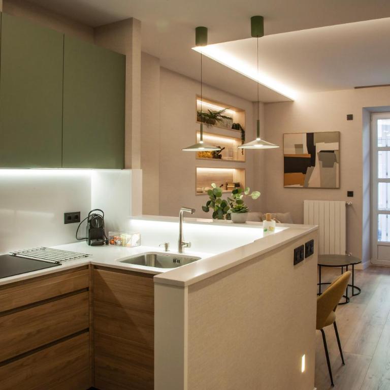Plaza Mayor - Apartamentos Burgos Deluxe - Deluxe Apartment mit Balkon und 2 Schlafzimmern - 2