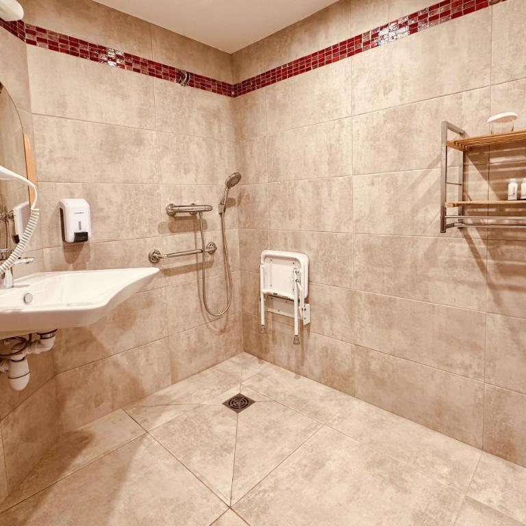 Auberge Alpina - Chambre Familiale Adaptée aux Personnes à Mobilité Réduite - 3