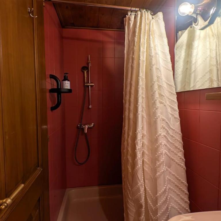 Guesthouse Hotel Between - Doppel- oder Zweibettzimmer - 4