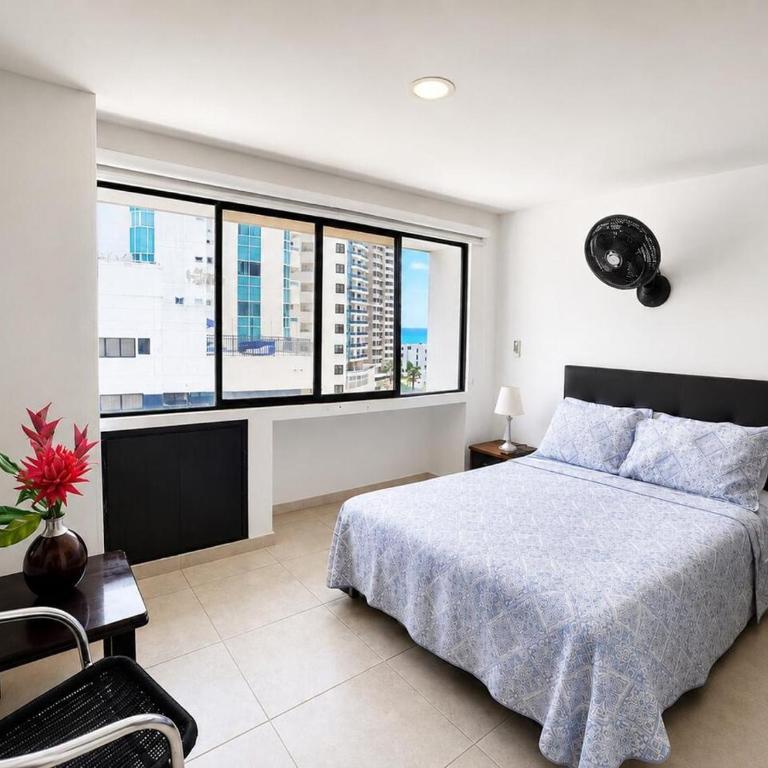 Oceanfront Duplex with Balcony El Laguito Cartagena - Three-Bedroom Apartment with Sea View - 12