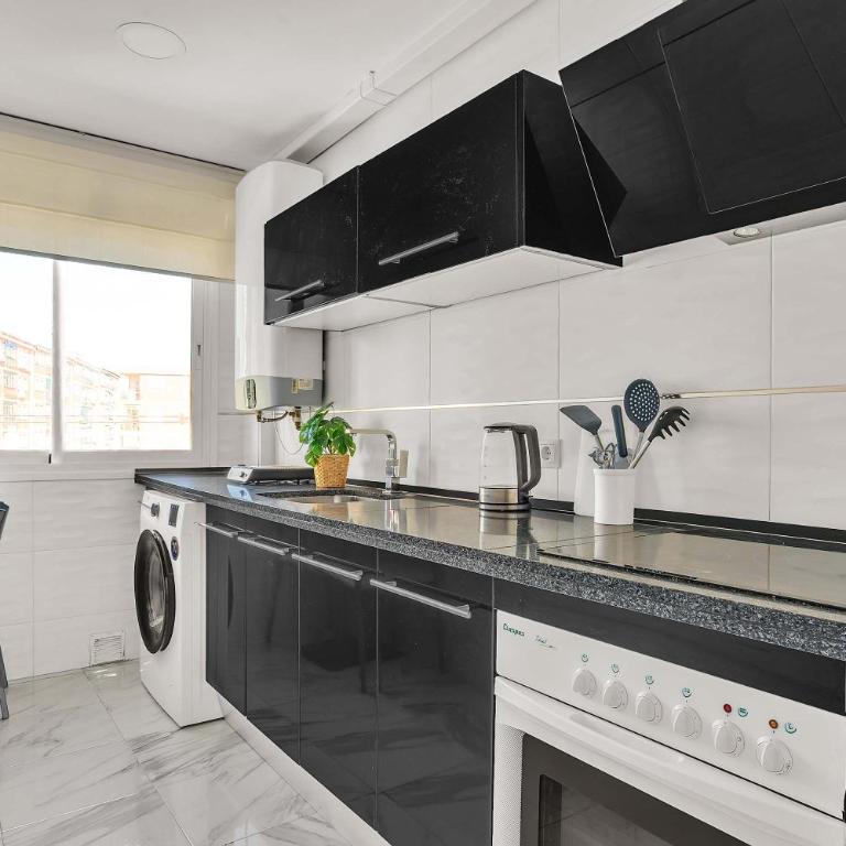 Bright 3BR Flat Central Shopping Area - Apartamento - 13