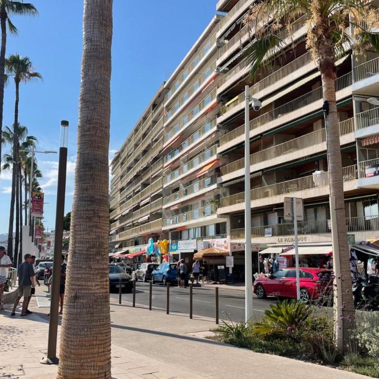 Amazing studio in Juan les Pins with a large terrasse parking - Estudio - 17