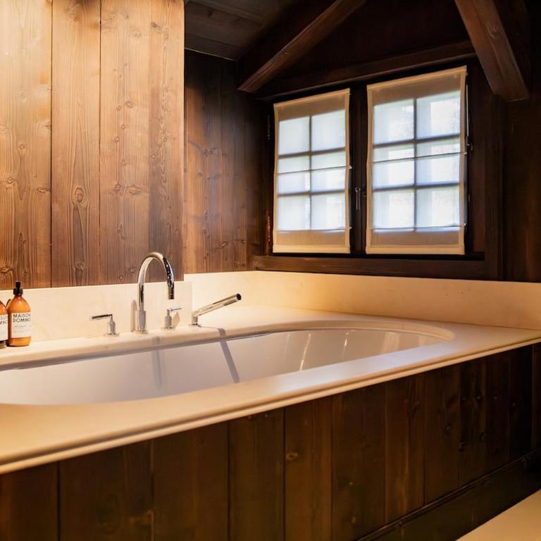MAISON DOMINOS Chalet de Luxe 5 chambres Vue MontBlanc ,Spa, Jacuzzi, Salle de sport - Chalet - 85