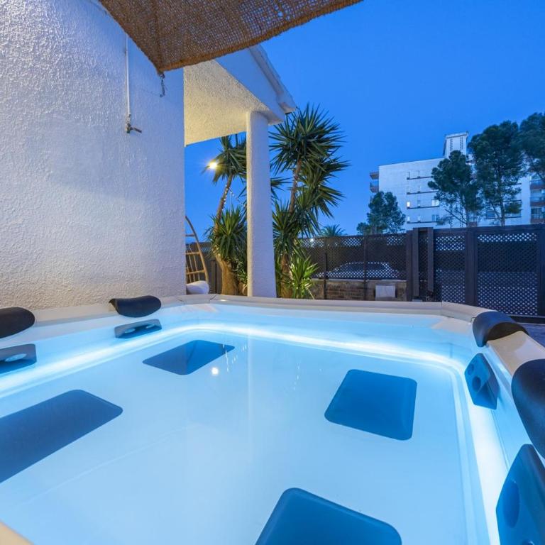 Vacalm Villa Judit - Beachfront Villa with Pool, Spa, BBQ, Fire Pit & Mini Golf - Villa frente a la playa - 3