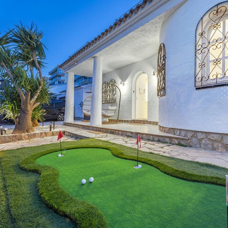 Vacalm Villa Judit - Beachfront Villa with Pool, Spa, BBQ, Fire Pit & Mini Golf - Villa frente a la playa - 4