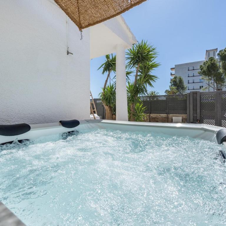 Vacalm Villa Judit - Beachfront Villa with Pool, Spa, BBQ, Fire Pit & Mini Golf - Villa frente a la playa - 16