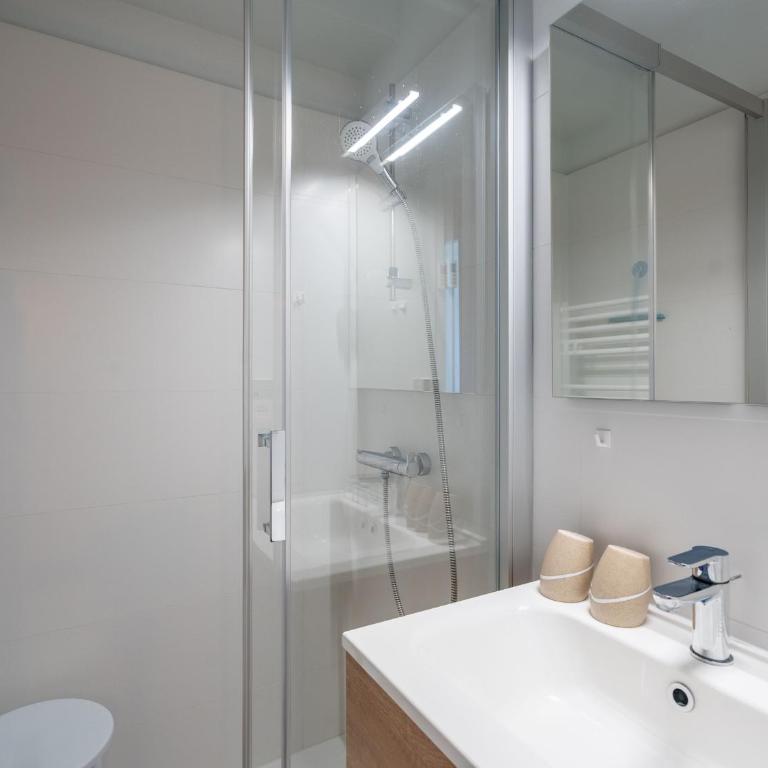 Studio cabine avec balcon, parking privé, accès direct plage, proche centre ville - FR-1-319-44 - Studio - 10