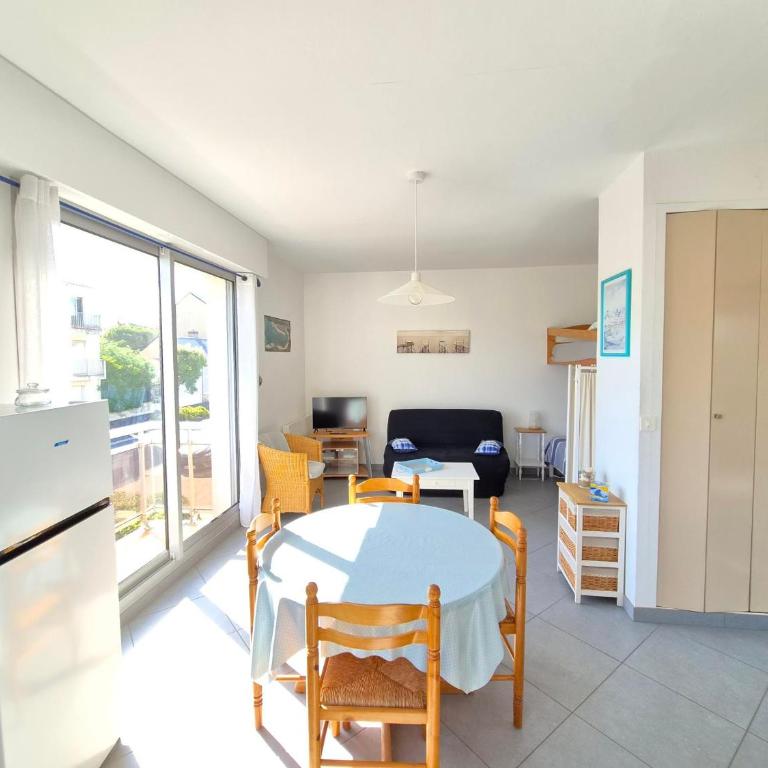 Studio Lumineux Proche Plage et Commerces aux Sables-d'Olonne Animaux Admis - FR-1-92-953 - Apartment - 1