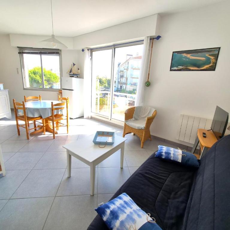 Studio Lumineux Proche Plage et Commerces aux Sables-d'Olonne Animaux Admis - FR-1-92-953 - Apartment - 4