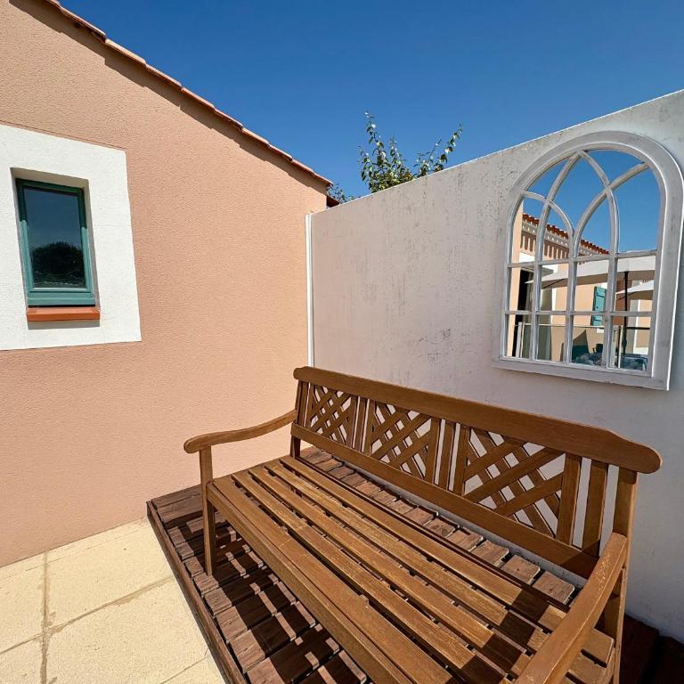 Maison 2 Chambres avec Piscine Privée à Saint Jean de Monts - FR-1-323-439 - Maison de Vacances - 22