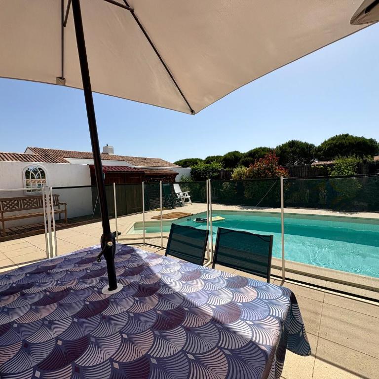 Maison 2 Chambres avec Piscine Privée à Saint Jean de Monts - FR-1-323-439 - Maison de Vacances - 23