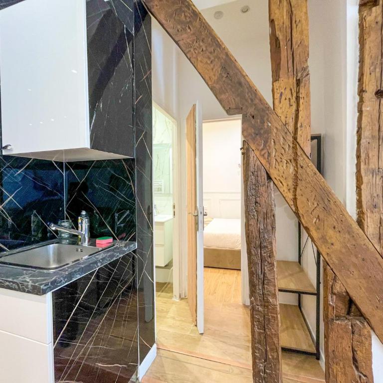 UrbanFlat 68 - Paris Center Rolling Stones Apartment - Apartment - 21