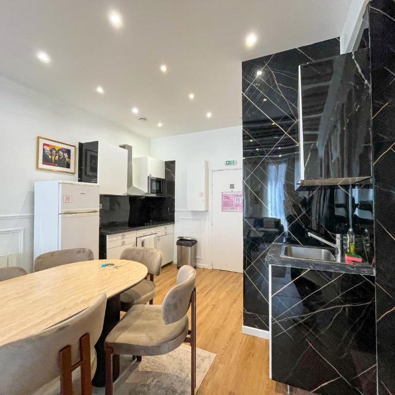 UrbanFlat 68 - Paris Center Rolling Stones Apartment - Apartment - 23