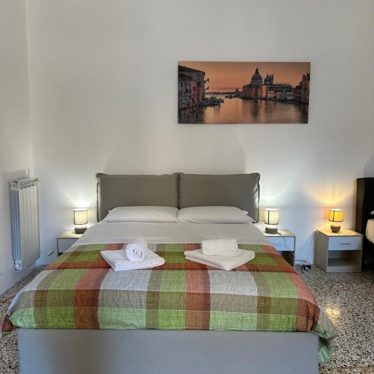 Golden Venezia Guest Rooms - Camera Tripla con Bagno in Comune - 1