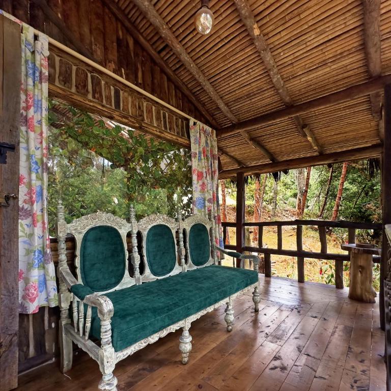 Cabañas Campestres Yugos - Habitación con cama grande y bañera de hidromasaje - 11