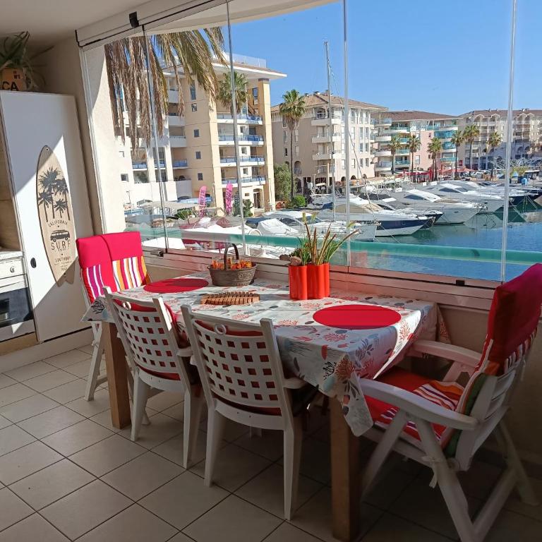 Port Frejus vue port, grand T2, 47m2, clim, piscine - Appartamento con 1 Camera da Letto, Vista Mare e Terrazza - 1
